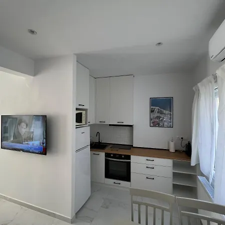 Modern 1-bedroom In The Center Салоніки