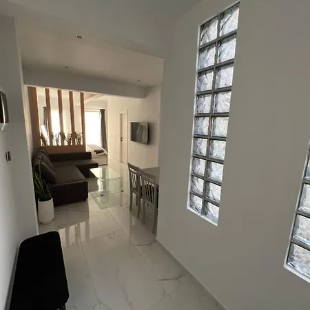 Modern 1-bedroom In The Center Салоніки