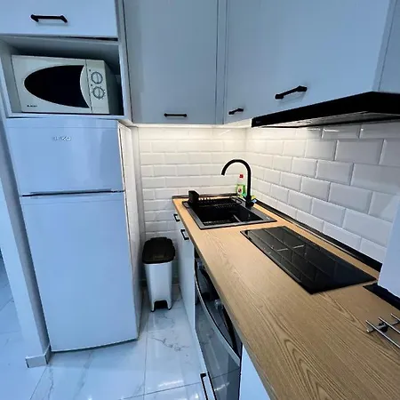 Апартаменти Modern 1-bedroom In The Center *